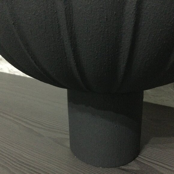 Elegant Black Centerpiece Bowl – Stone-like finish - Picture 4 of 6